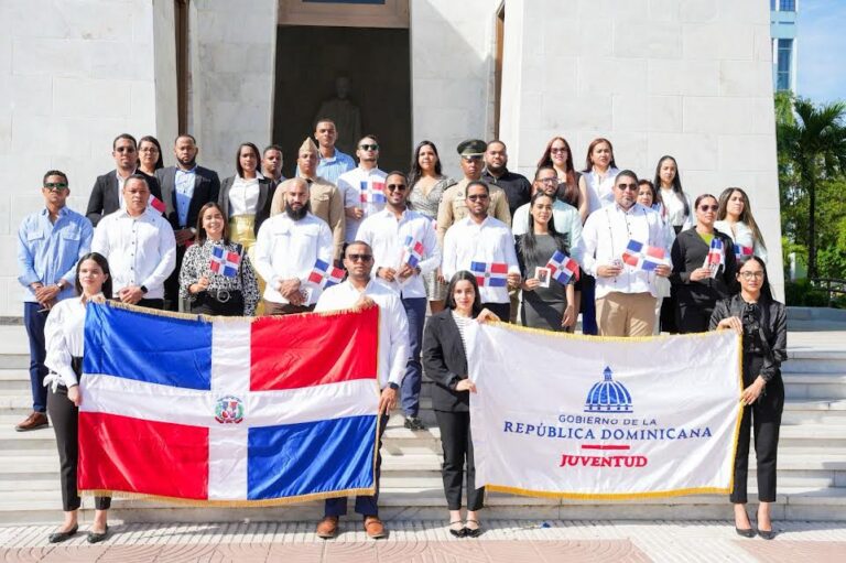 Juventud honra memoria de Padres de la Patria con ofrenda floral