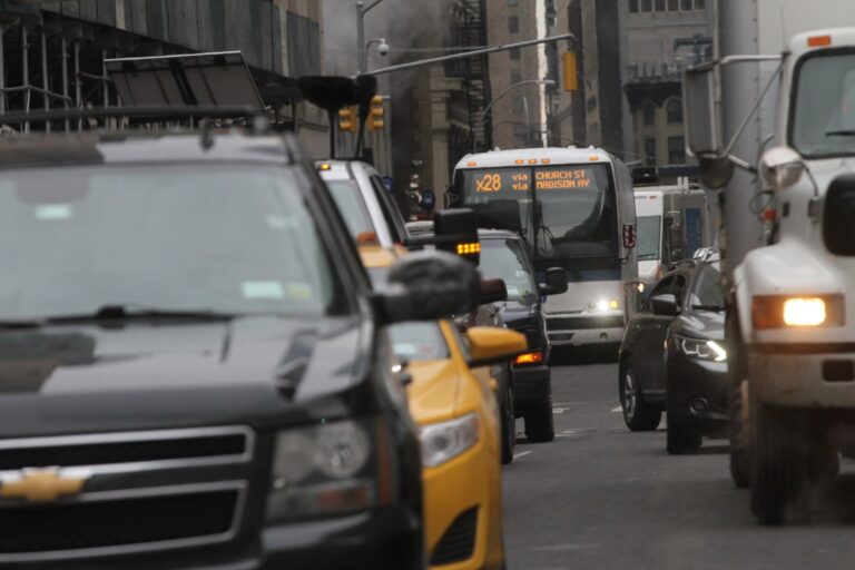 Ante cercanía de la aplicación de las tarifas de congestión para circular por Manhattan exigen más frecuencia de los autobuses