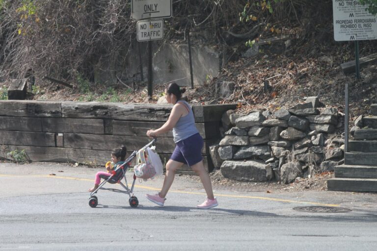Bebé fue abandonada en pasillo de edificio en Nueva York; la policía busca a sus padres