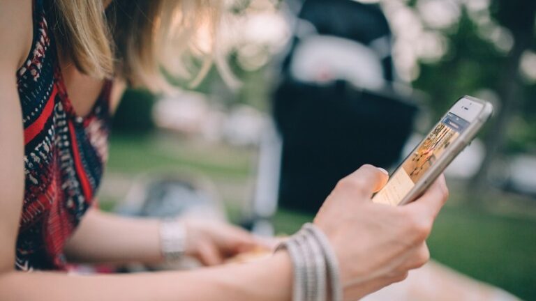 Qué deben tener en cuenta los padres al comprar el primer celular a sus hijos