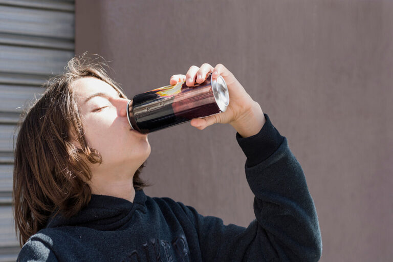 Bebidas energizantes podrían provocar enfermedades mentales en niños