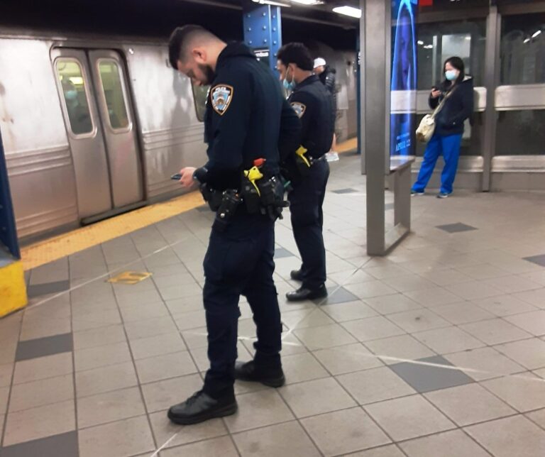 Turista apuñalado “al azar” en estación en Queens: violencia sin freno en el Metro de Nueva York