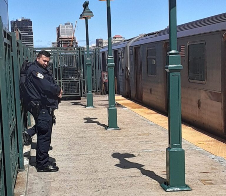 Balacera en el Metro de Nueva York: un muerto y varios heridos; adolescente prófugo