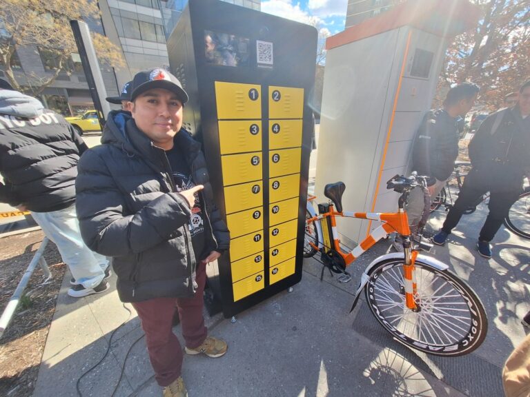 Ya en prueba en el Bajo Manhattan primer dispositivo público de carga segura de e-bikes del país