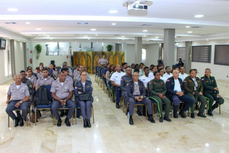 Policiales: Policías son orientados sobre las causas y consecuencias de la obesidad, presión arterial y tabaquismo. – Policía Nacional Dominicana