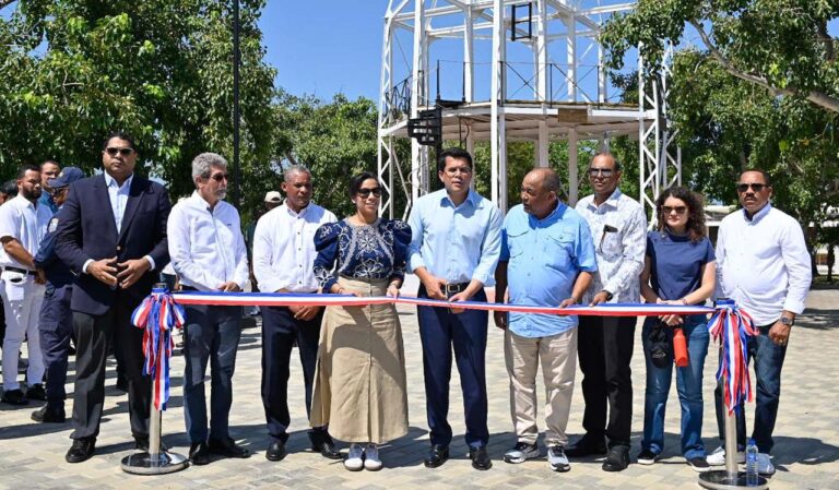 David Collado entrega el remozado parque Duarte de San Fernando, Montecristi