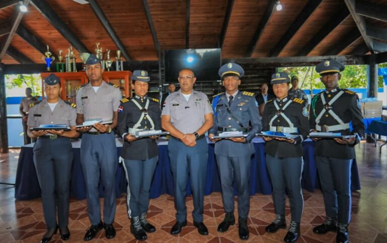 Policiales: Policía Nacional entrega 198 laptops y manuales de doctrina policial a los futuros oficiales de la institución. – Policía Nacional Dominicana