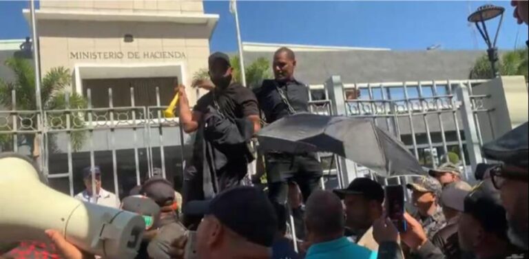 “Nos matarán de Hambre”: Agentes pensionados se encadenan frente al Ministerio de Hacienda