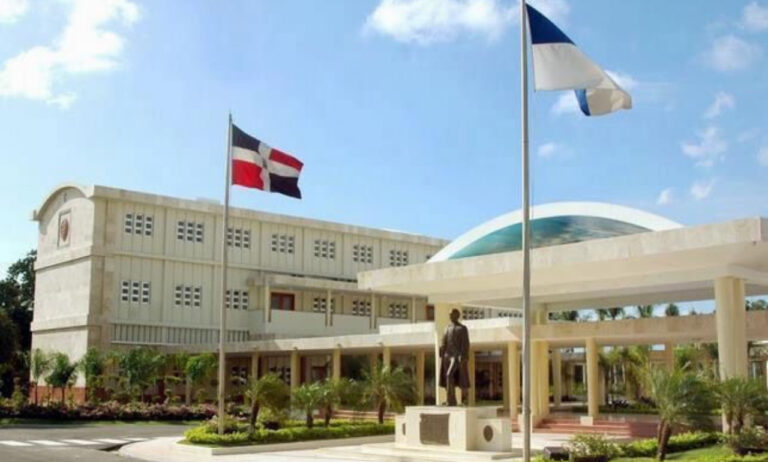 Abinader afirma quiere la UASD en cada rincón