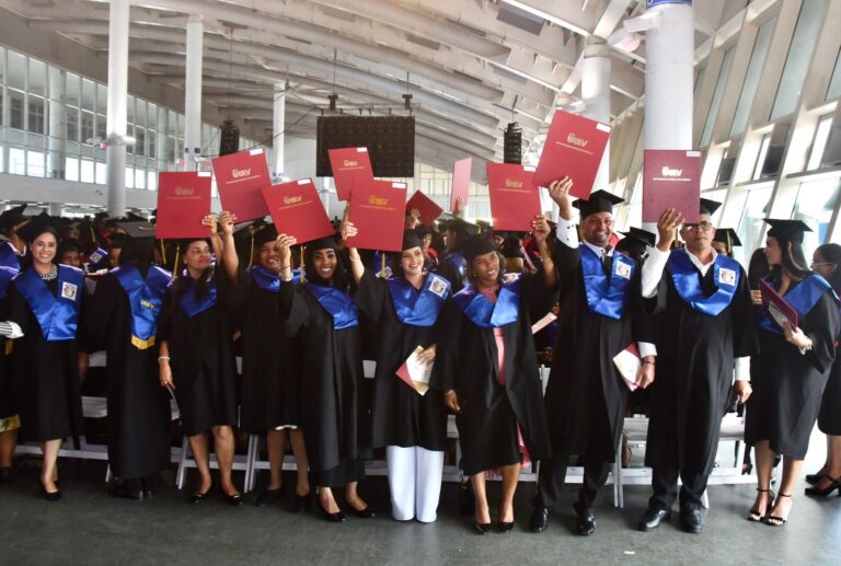 UNEV inviste 752 nuevos profesionales en graduación