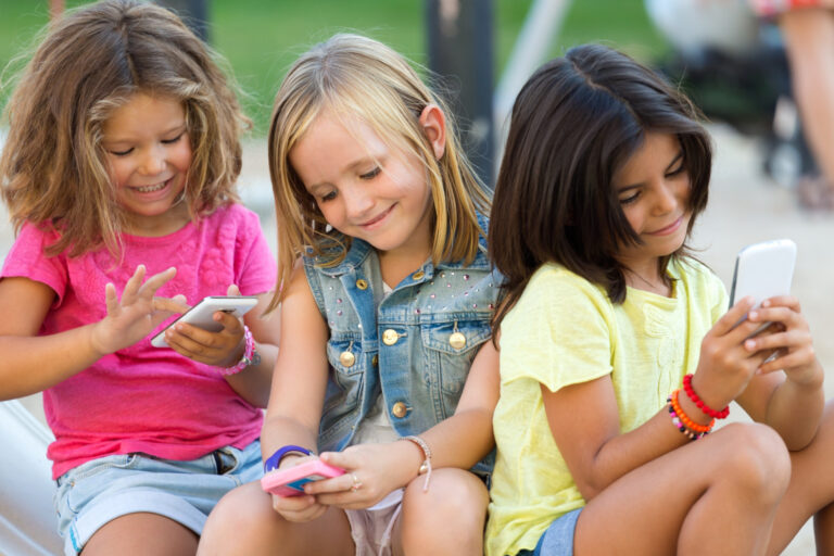 Uso de las redes sociales podría ser prohibido para niños menores de 16 años