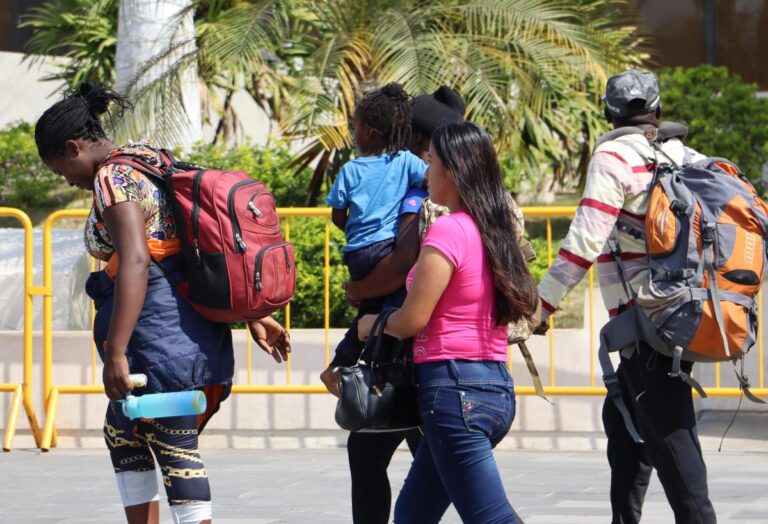 Nueva York lanza tarjetas de crédito prepago para familias inmigrantes para comprar alimentos y suministros