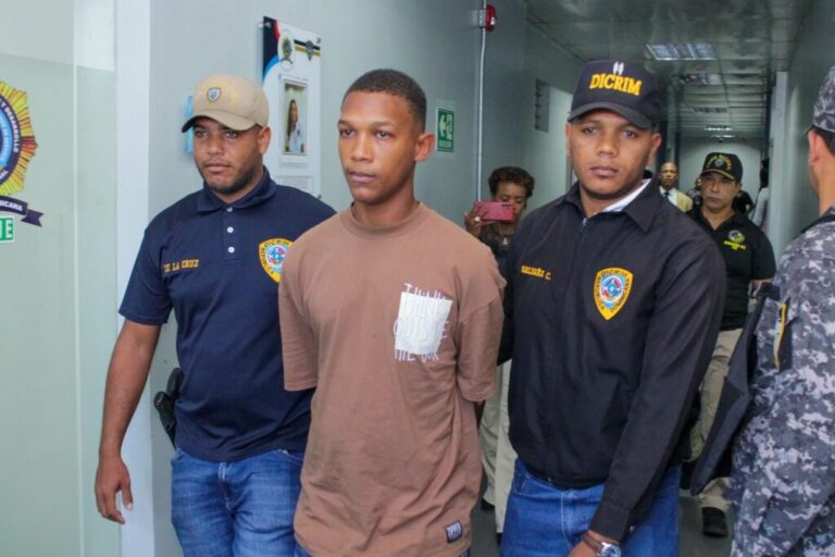 Policiales: Se entrega hombre era activamente buscado por incendiar a su pareja sentimental en Los Mameyes, SDE, quien posteriormente falleció. – Policía Nacional Dominicana