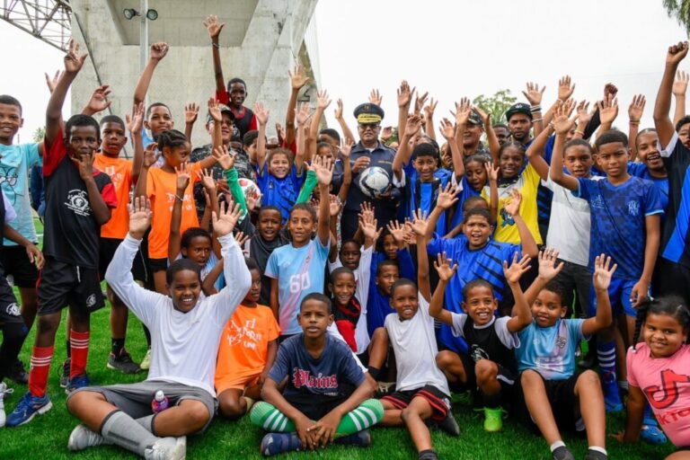 Policiales: Director de la Policía Nacional encabeza Primer Encuentro Deportivo Barrial en la Cancha de Fútbol del sector Los Guandules, D.N. – Policía Nacional Dominicana