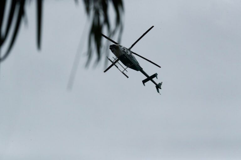 Helicóptero turístico se estrella en una playa remota de Hawaii y deja un herido