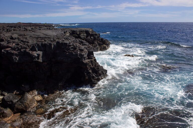 Mujer muere tras resbalarse por un acantilado en Hawaii y ser arrastrada por el océano