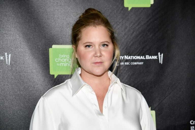 Amy Schumer responde a quienes la critican por tener el rostro tan hinchado