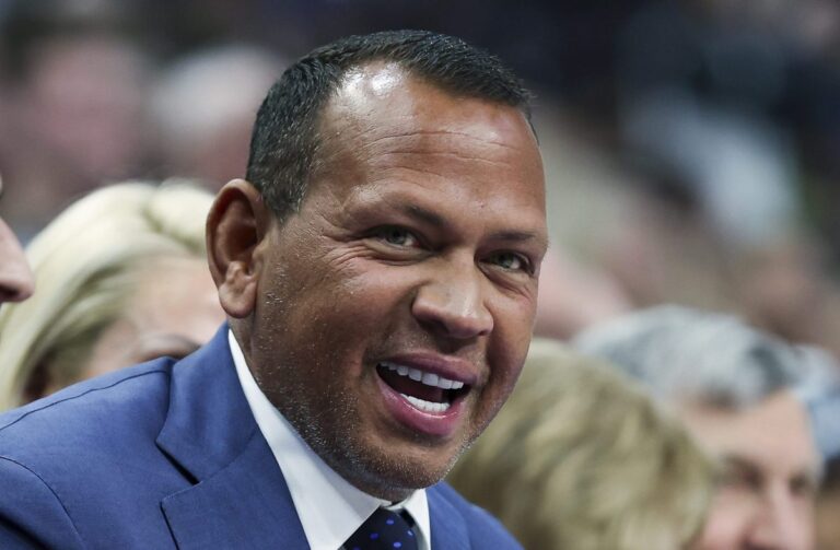 Estallan memes contra Alex Rodríguez al aparecer con curioso bronceado durante encuentro de la NBA