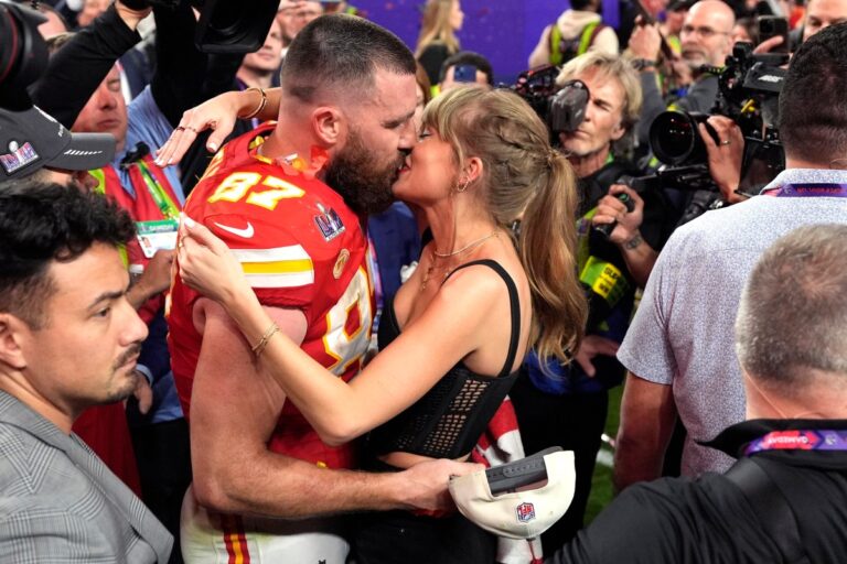 VIDEO: Taylor Swift besa y abraza a Travis Kelce tras su triunfo en el Super Bowl