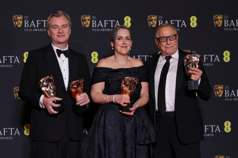 Premios BAFTA 2024: Youtuber se cuela y sube al escenario con los actores de “Oppenheimer”