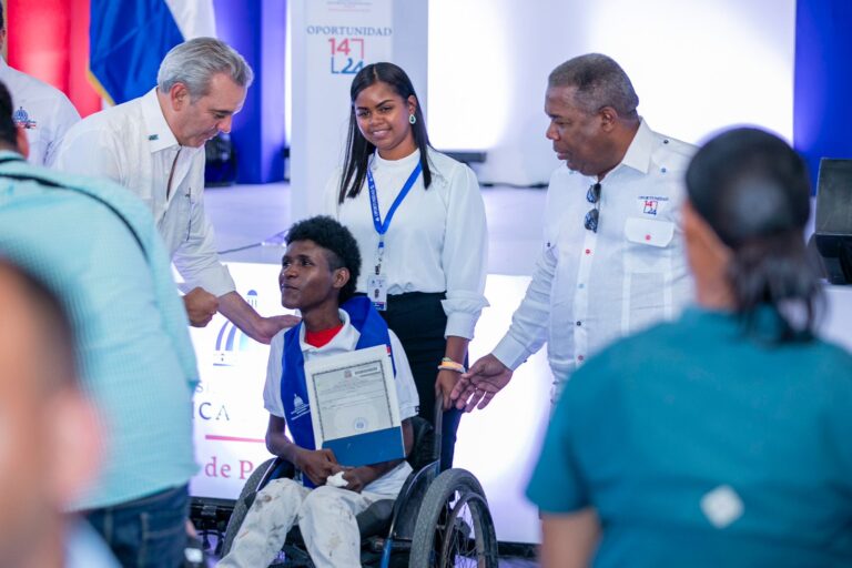 Abinader encabeza cuarta graduación de programa “Oportunidad 14-24”