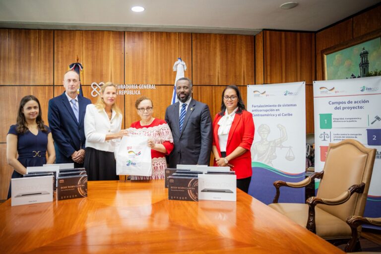 Miriam Germán sostiene encuentro con  embajadora de Alemania; recibe donación de equipos