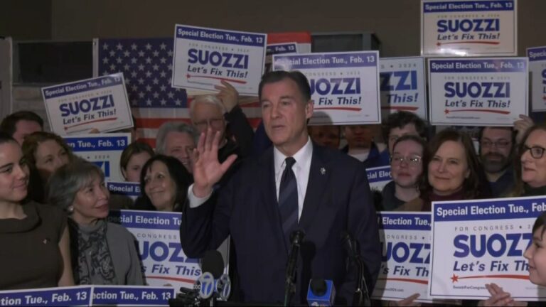 Los demócratas apoyan a Tom Suozzi con su voto anticipado