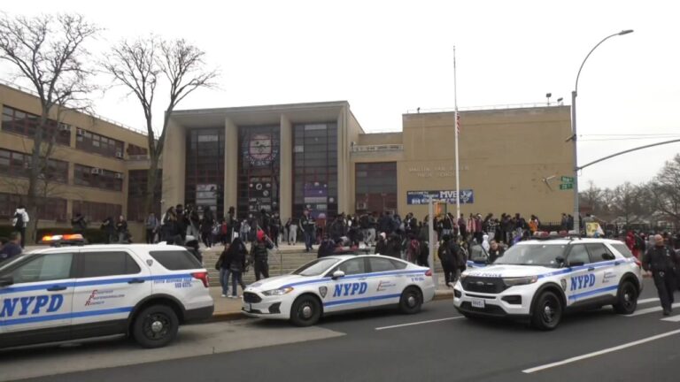 NY:Dos estudiantes apuñalados en escuela en Queens -un detenido