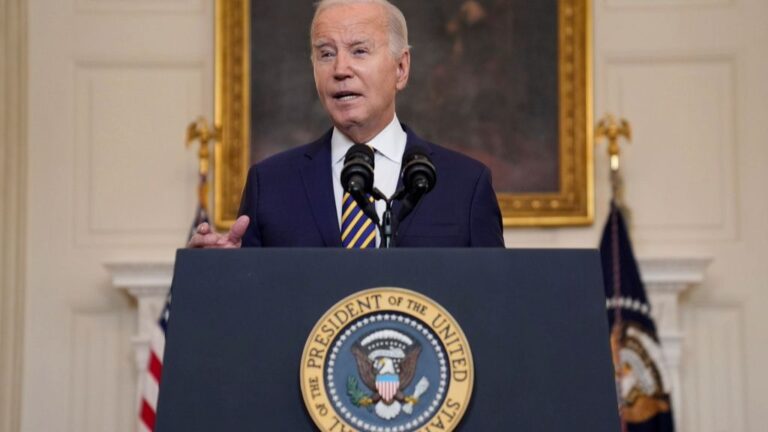 Biden pide al Congreso hacer frente a Trump