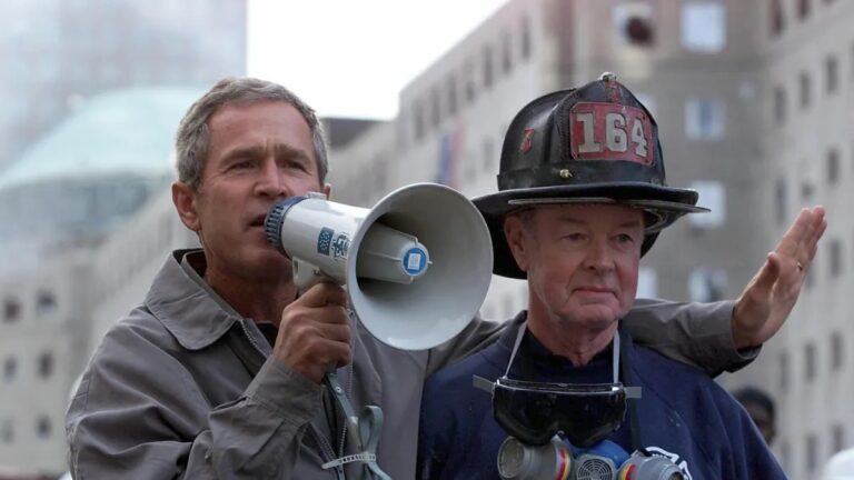 Muere Bob Beckwith, bombero del 11 de septiembre que posó junto al presidente Busch