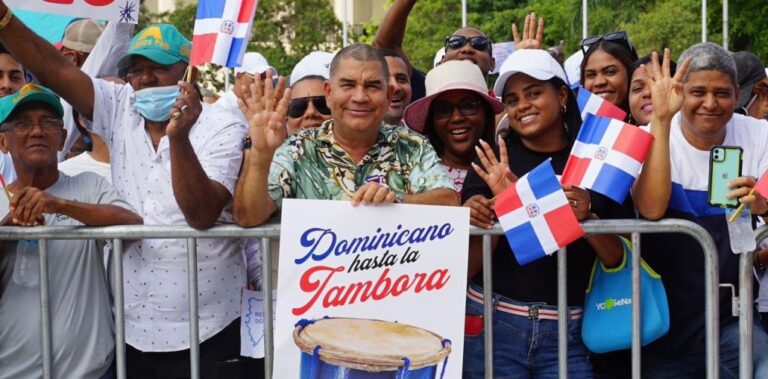 Al ritmo â4 aÃ±os mÃ¡sâ, ambiente alrededor del Congreso Nacional