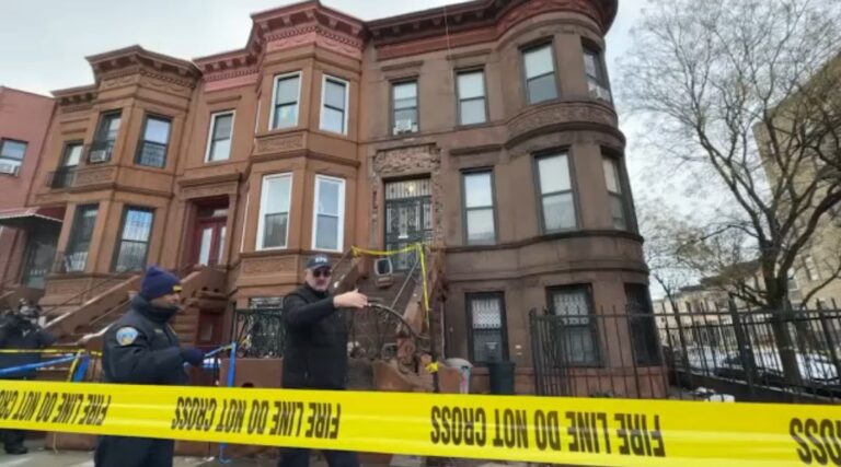 Una mujer de 74 años muere golpeada colapso de fachada