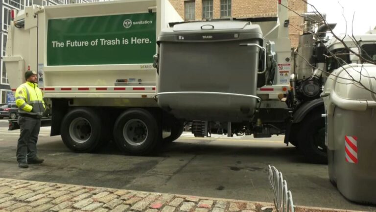 Ciudad presenta nuevos camiones recogedores de basura