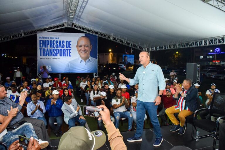 Ulises Rodríguez recibe apoyo de colectivo de empresas del transporte público de Santiago