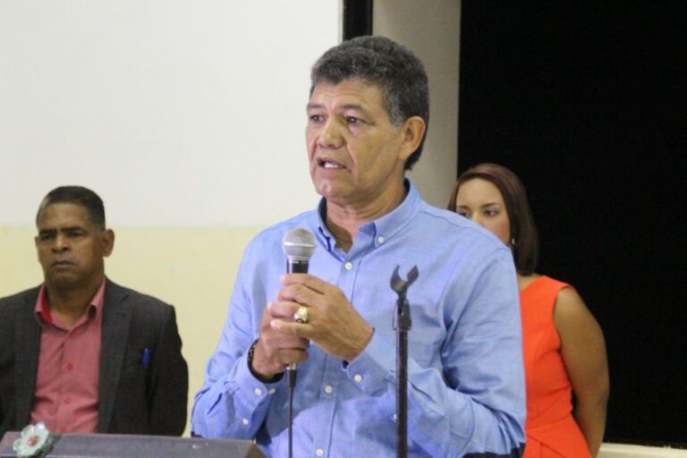 Acusan al candidato a alcalde Francisco PeÃ±a de entregar dinero