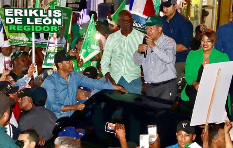 Gobierno hace repartos en busca variar resultados comicios