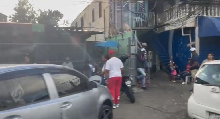 Reportan cúmulo de personas tomando alcohol en la vía publica pese a veda de venta