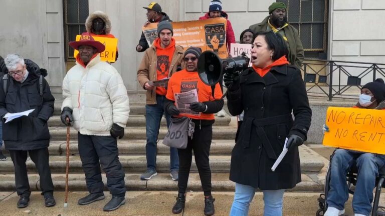 Protesta de inquilinos contra dueña de edificio en El Bronx