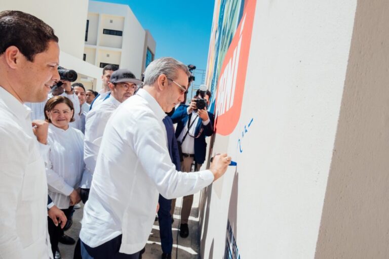 Gobierno inaugura nuevo centro regional de la UASD en Baní