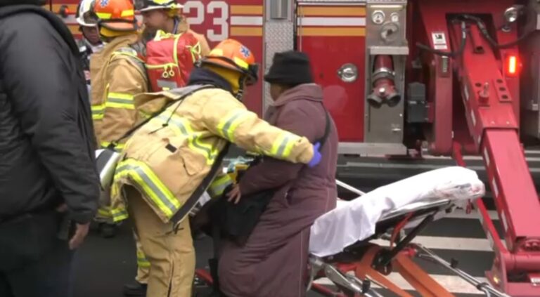 La Cruz Roja ofrece asistencia a tras el incendio en Harlem