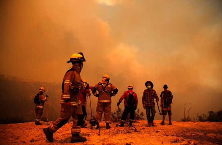 Los incendios forestales continúan en el centro de Chile y matan al menos a 64 personas