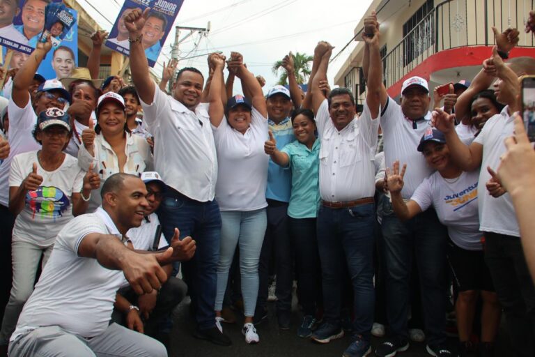 Junior Santos recorre la zona norte de Los Alcarrizos  desafiando la lluvia