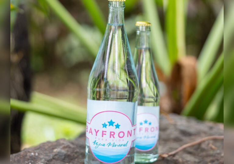 Lanzan Bayfront, la nueva agua mineral en botellas de vidrio reciclable