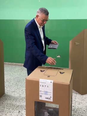 Manuel Jiménez nez ejercer su derecho al voto elecciones municipales