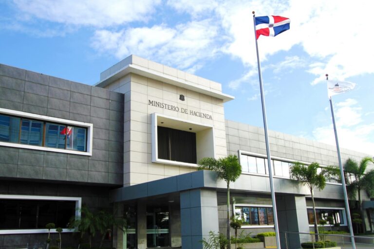 Hacienda aclara que cumple con pago de indemnización a policías puestos en retiro