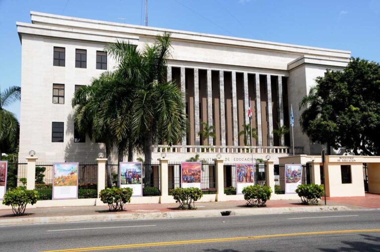  Educación presenta querella ante PGR contra empresas de fumigación que intoxicaron estudiantes