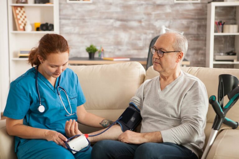 La presión arterial en personas mayores de 80 años: ¿es beneficioso reducirla?