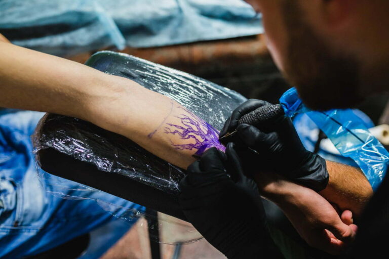 Los 12 mejores consejos para tener un increíble primer tatuaje: antes, durante y después