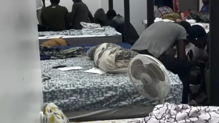 Hallan a decenas de personas viviendo ilegalmente en Queens