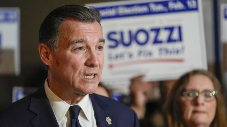 Tom Suozzi gana elección para suceder a George Santos